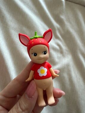 Strawberry Love Fawn Sonny Angel